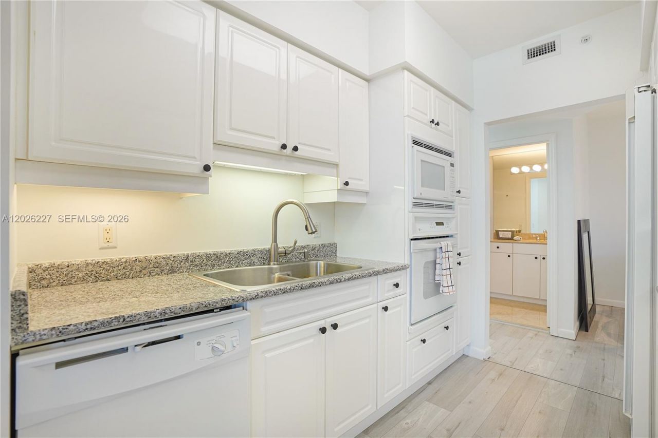4779 Collins Ave , Unit 2908, Miami Beach, FL 33140 Photo