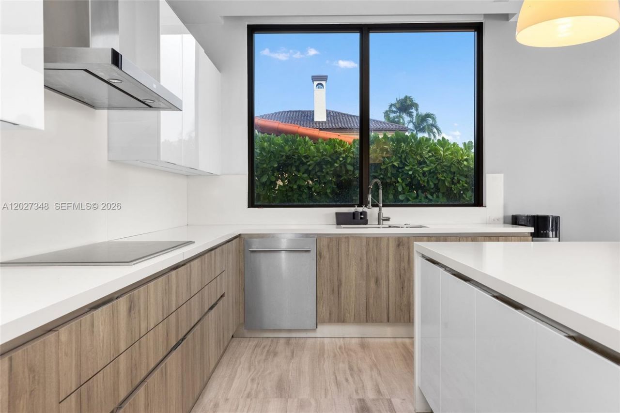 16470 NE 30th Ave, North Miami Beach, FL 33160 Photo