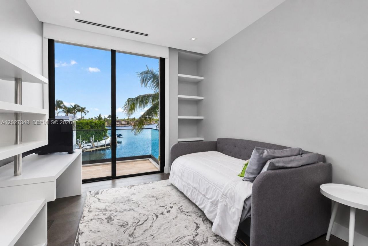 16470 NE 30th Ave, North Miami Beach, FL 33160 Photo