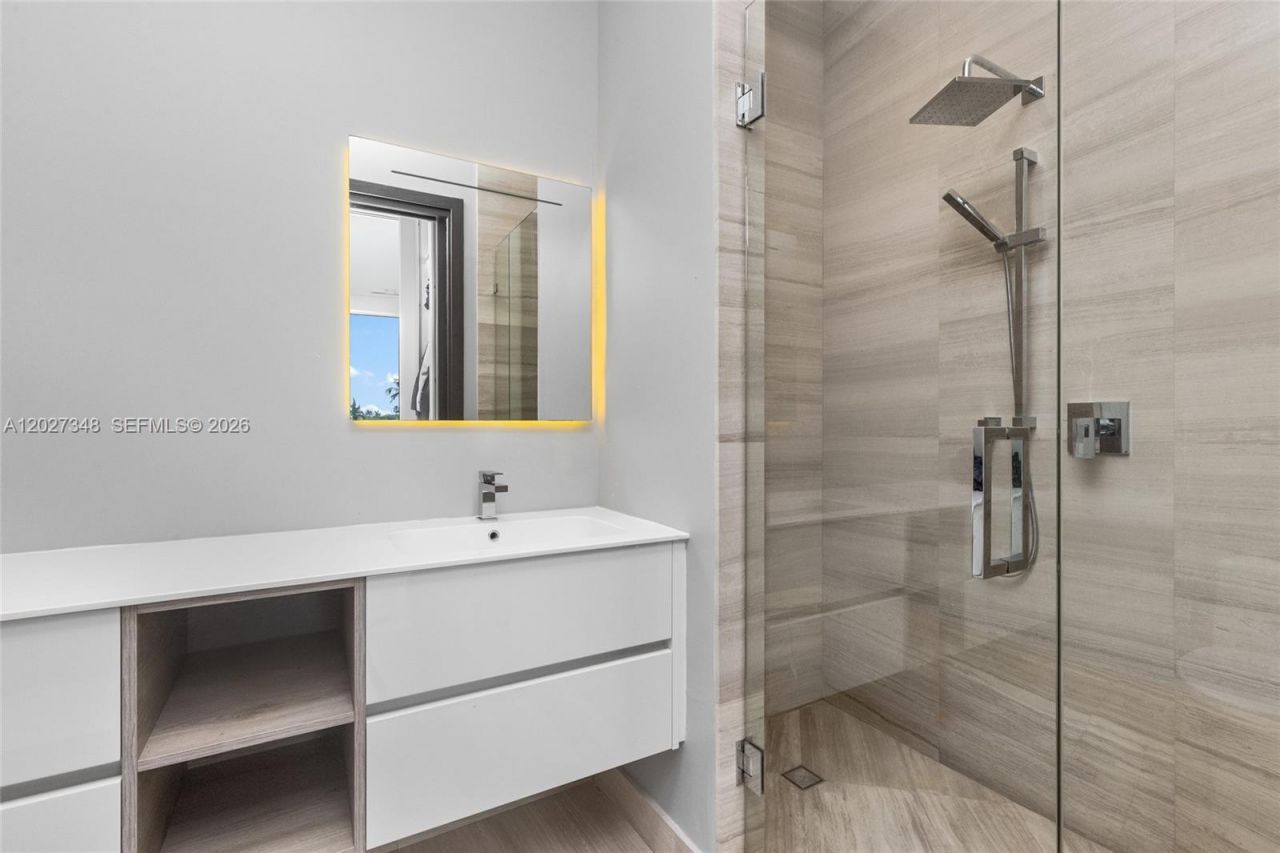 16470 NE 30th Ave, North Miami Beach, FL 33160 Photo