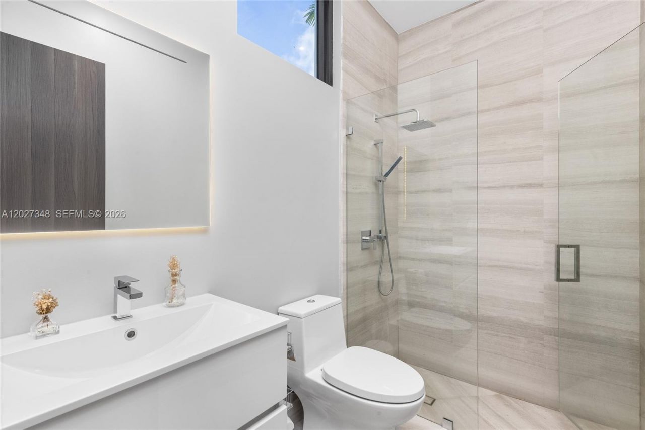 16470 NE 30th Ave, North Miami Beach, FL 33160 Photo