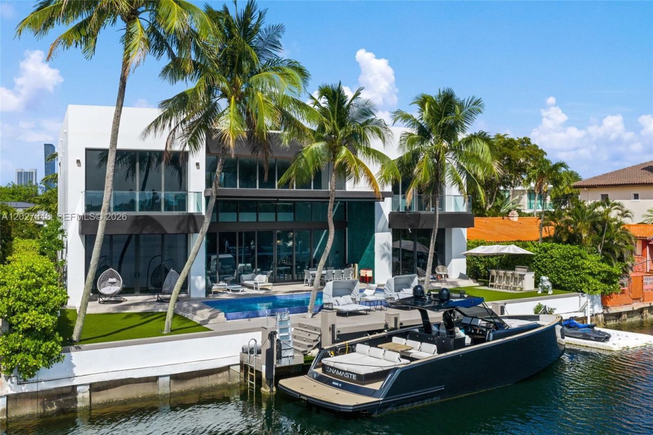 16470 NE 30th Ave, North Miami Beach, FL 33160 Photo
