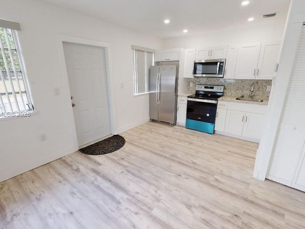 2392 NW 9th St, Unit 2392, Miami, FL 33125