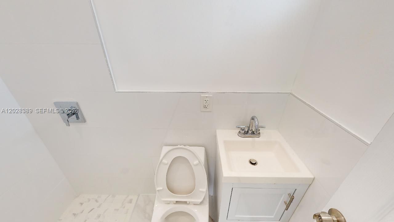 2392 NW 9th St, Unit 2392, Miami, FL 33125 Photo