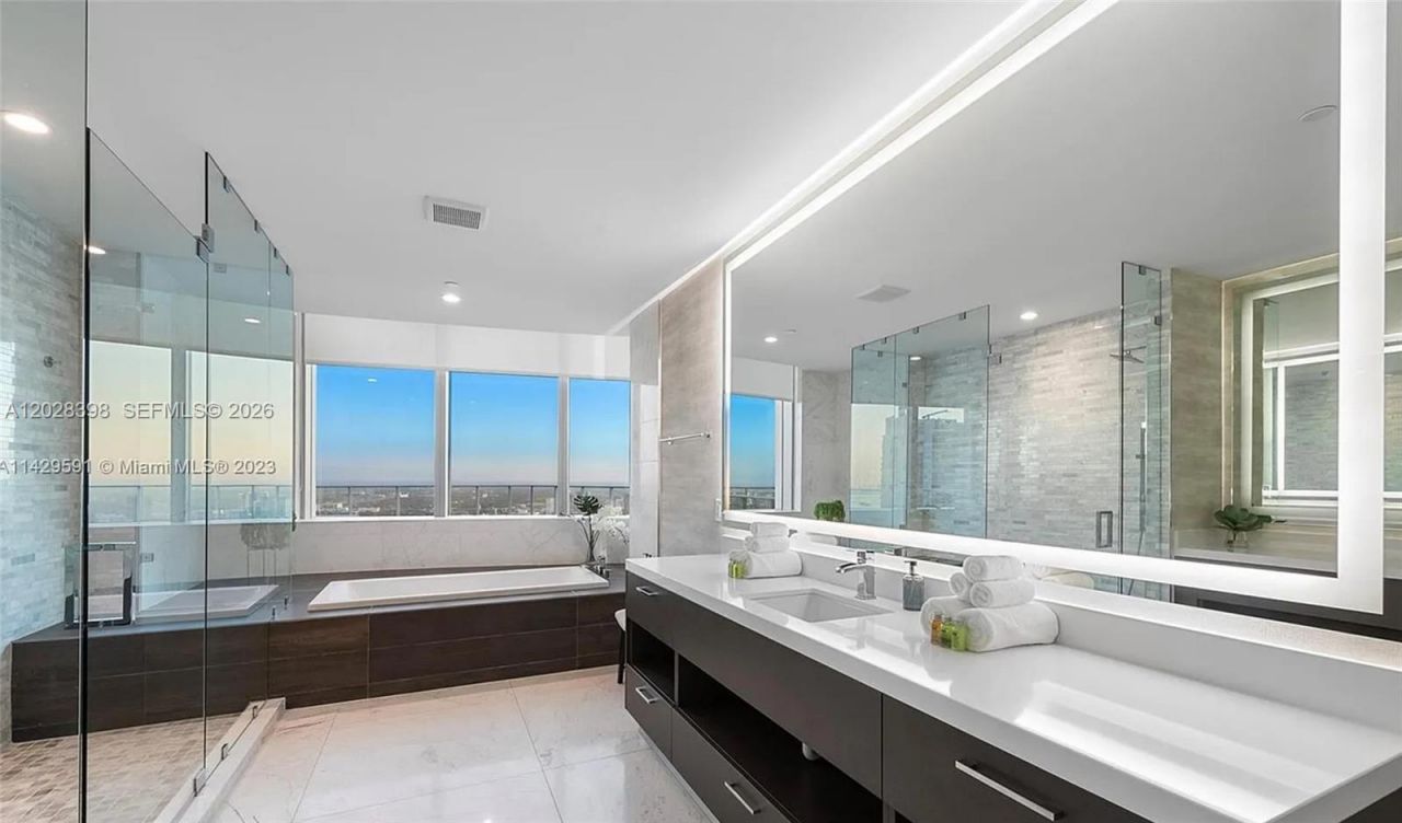 851 NE 1st Ave , Unit 5201, Miami, FL 33132 Photo