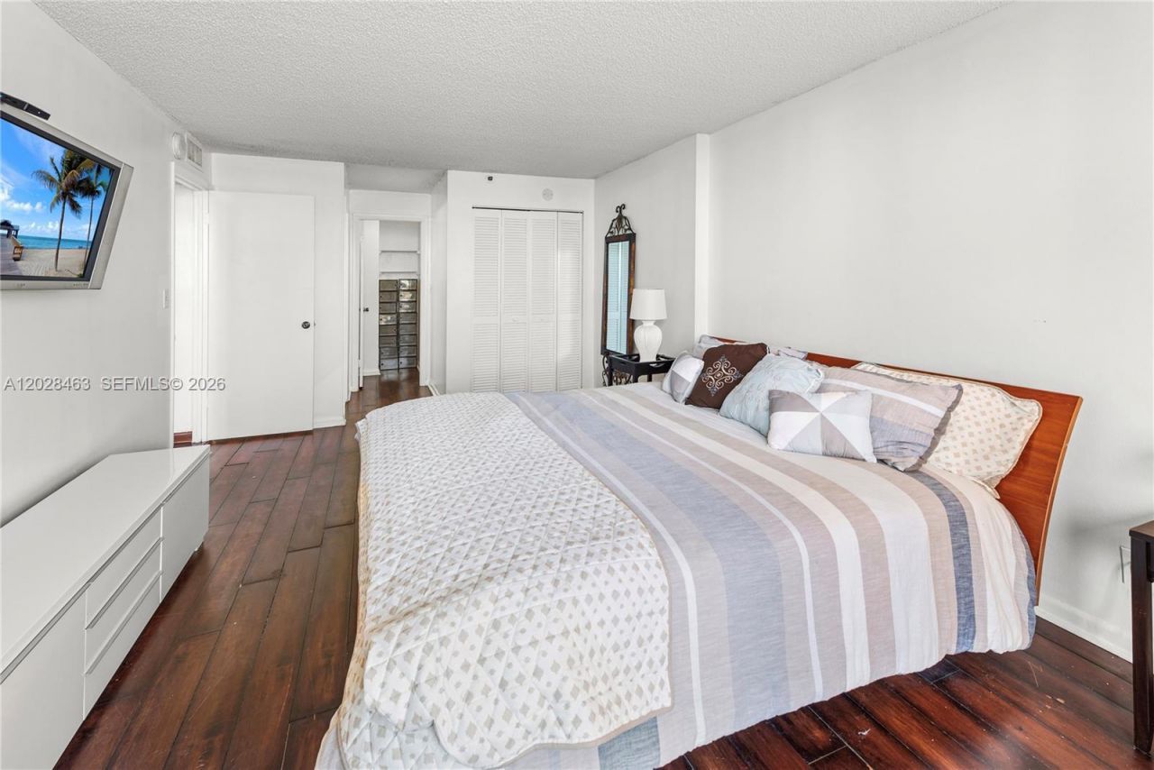 2555 Collins Ave , Unit 403, Miami Beach, FL 33140 Photo