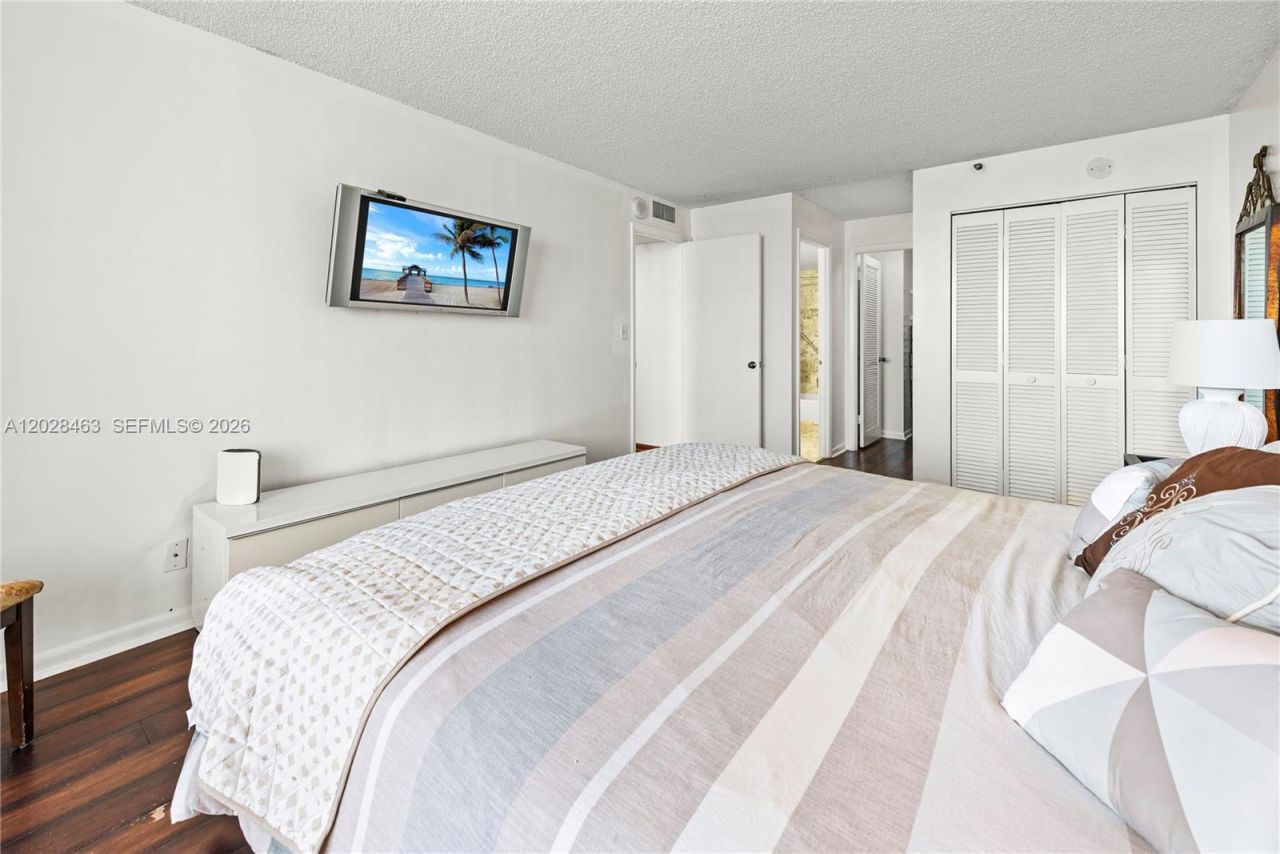 2555 Collins Ave , Unit 403, Miami Beach, FL 33140 Photo