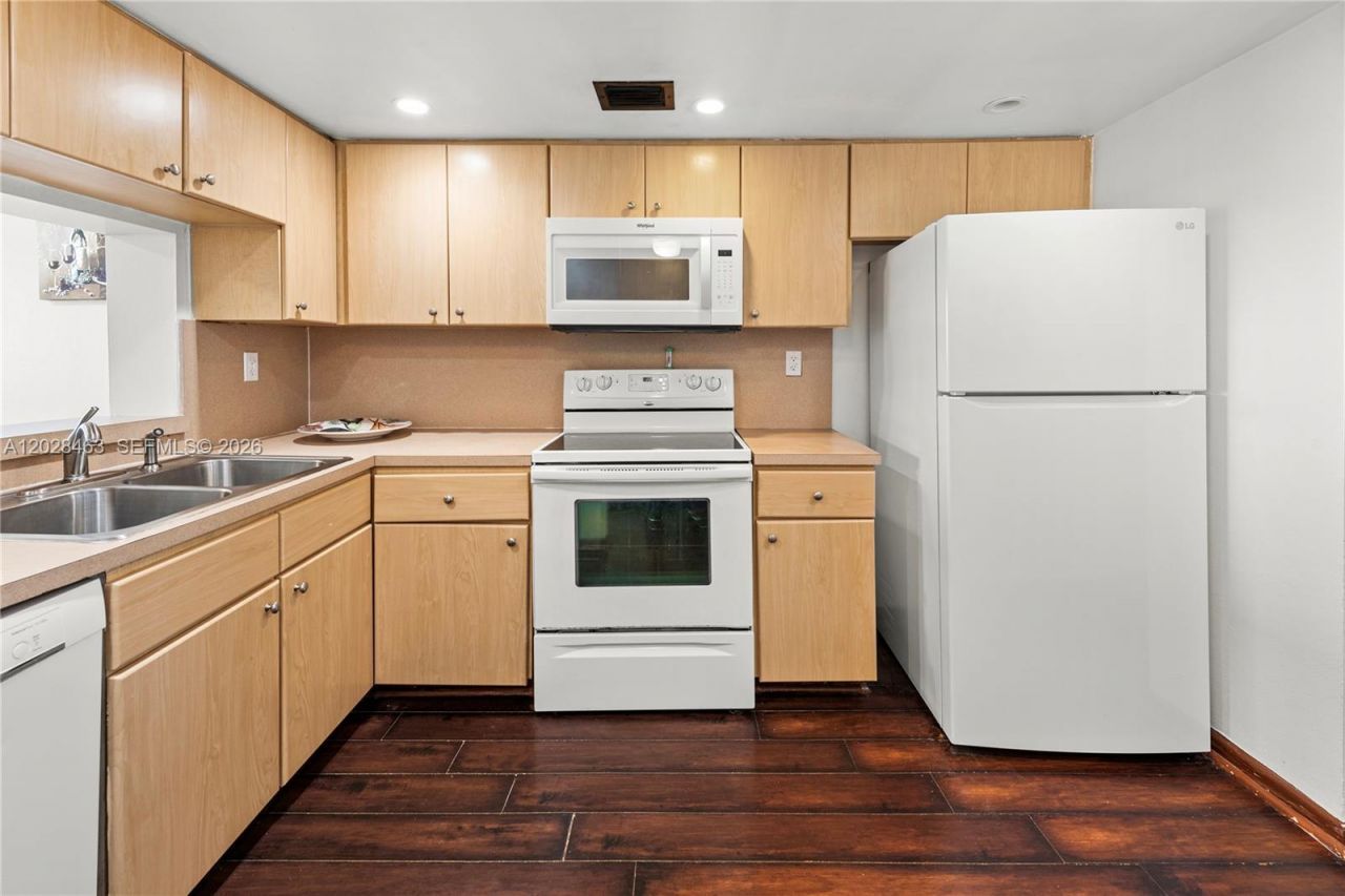 2555 Collins Ave , Unit 403, Miami Beach, FL 33140 Photo
