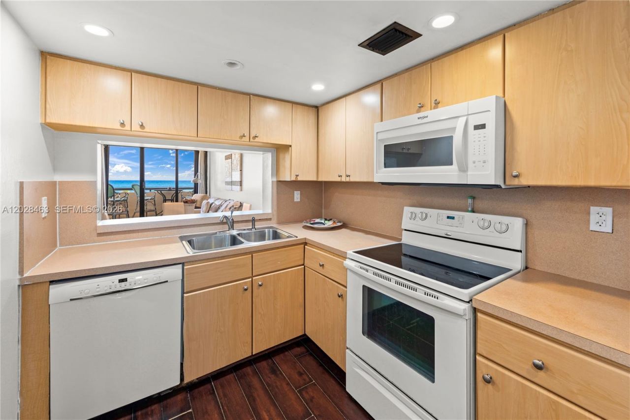 2555 Collins Ave , Unit 403, Miami Beach, FL 33140 Photo