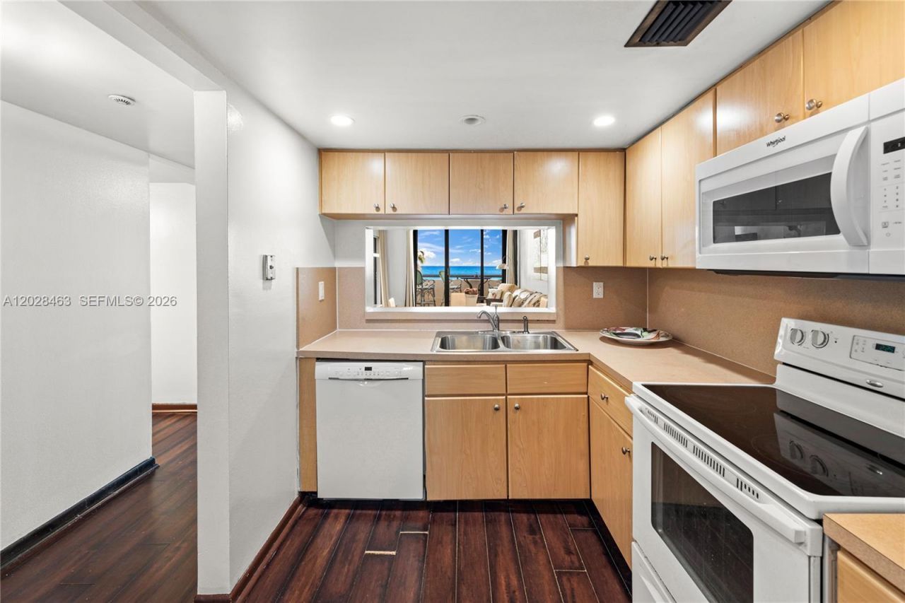 2555 Collins Ave , Unit 403, Miami Beach, FL 33140 Photo