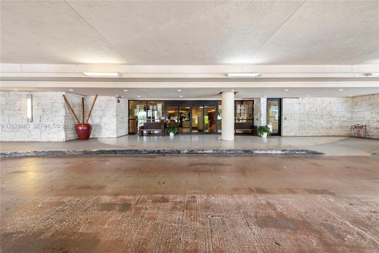 2555 Collins Ave , Unit 403, Miami Beach, FL 33140 Photo