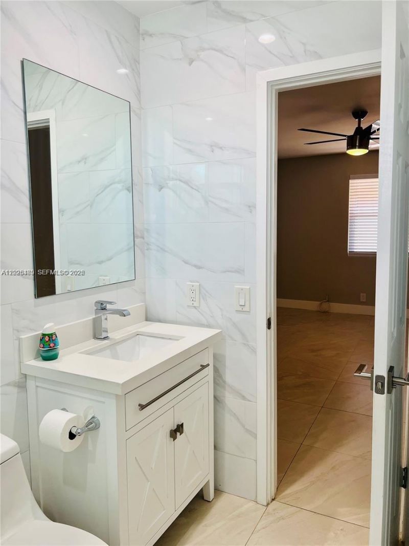 125 SE 4th Ave, Unit 2, Hallandale Beach, FL 33009 Photo