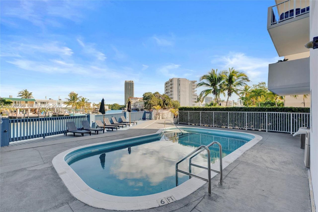7133 Bay Dr , Unit 305, Miami Beach, FL 33141 Photo