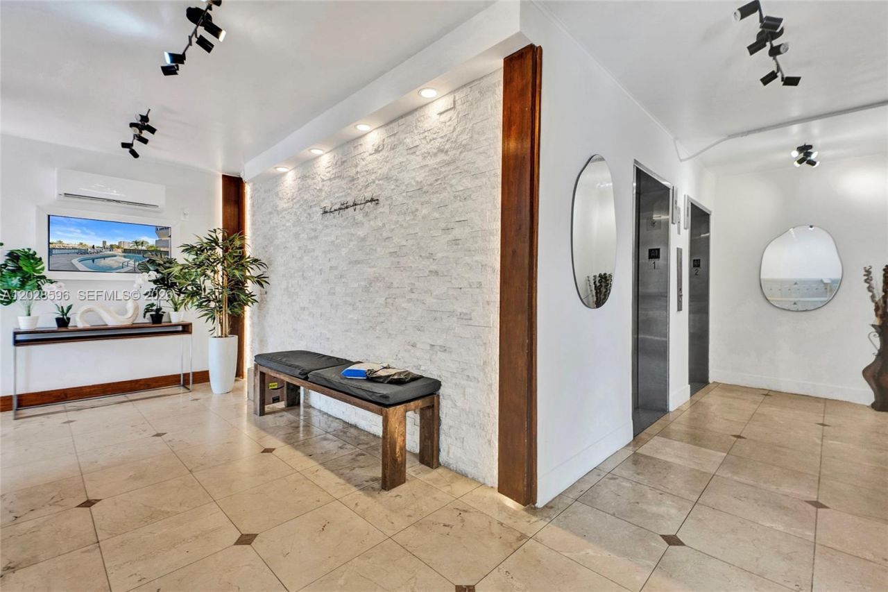 7133 Bay Dr , Unit 305, Miami Beach, FL 33141 Photo