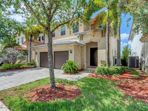 10555 NW 69th Ter , Doral, FL 33178
