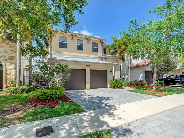 10555 NW 69th Ter , Doral, FL 33178