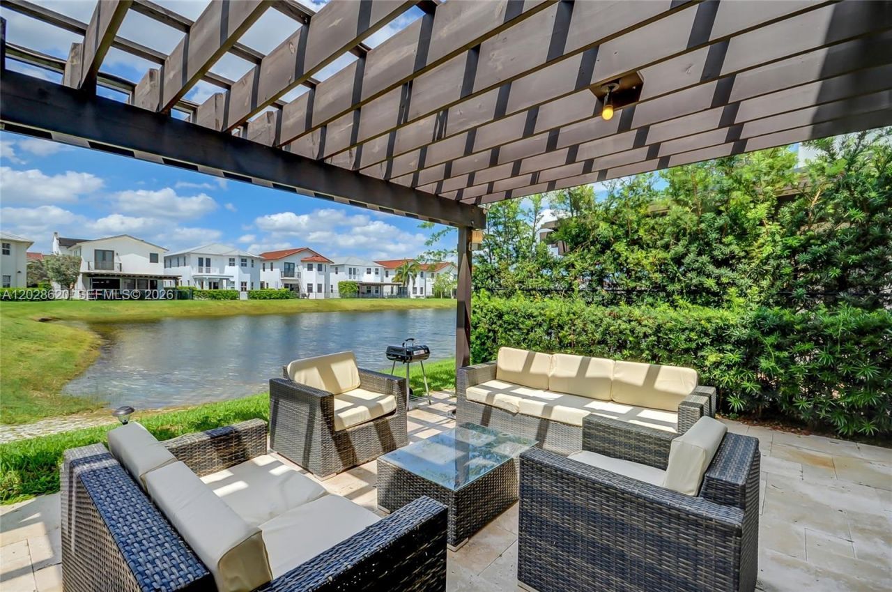 10555 NW 69th Ter, Doral, FL 33178 Photo