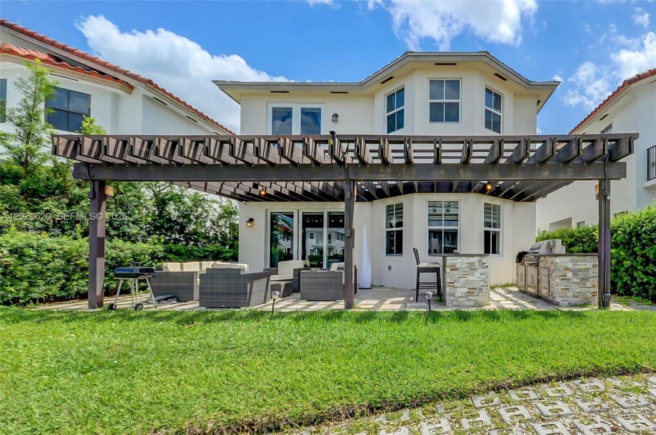 10555 NW 69th Ter, Doral, FL 33178 Photo