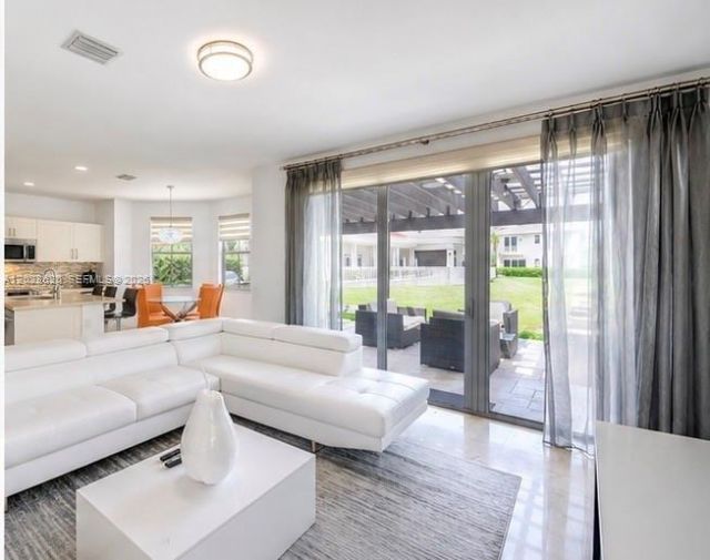 10555 NW 69th Ter, Doral, FL 33178 Photo