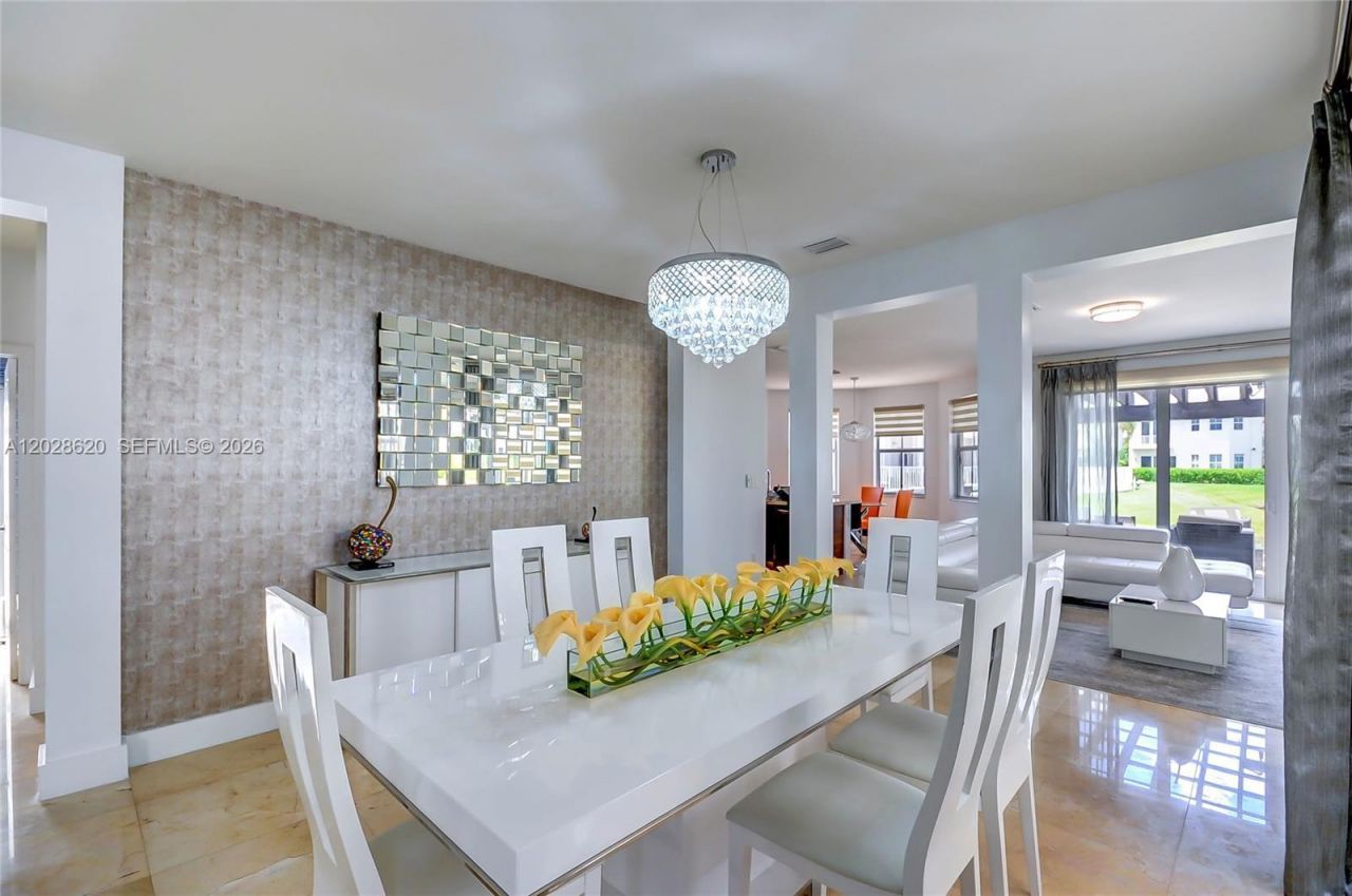 10555 NW 69th Ter, Doral, FL 33178 Photo