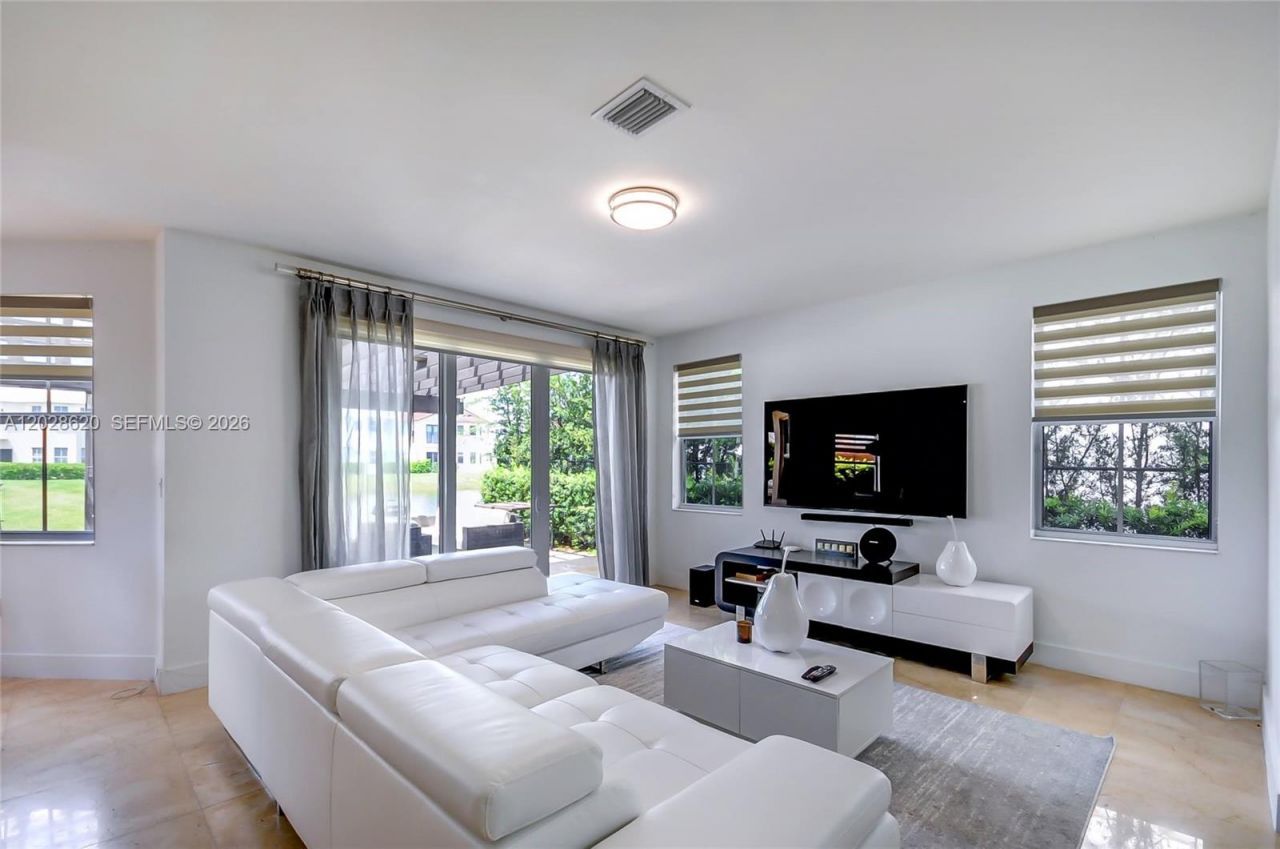 10555 NW 69th Ter, Doral, FL 33178 Photo