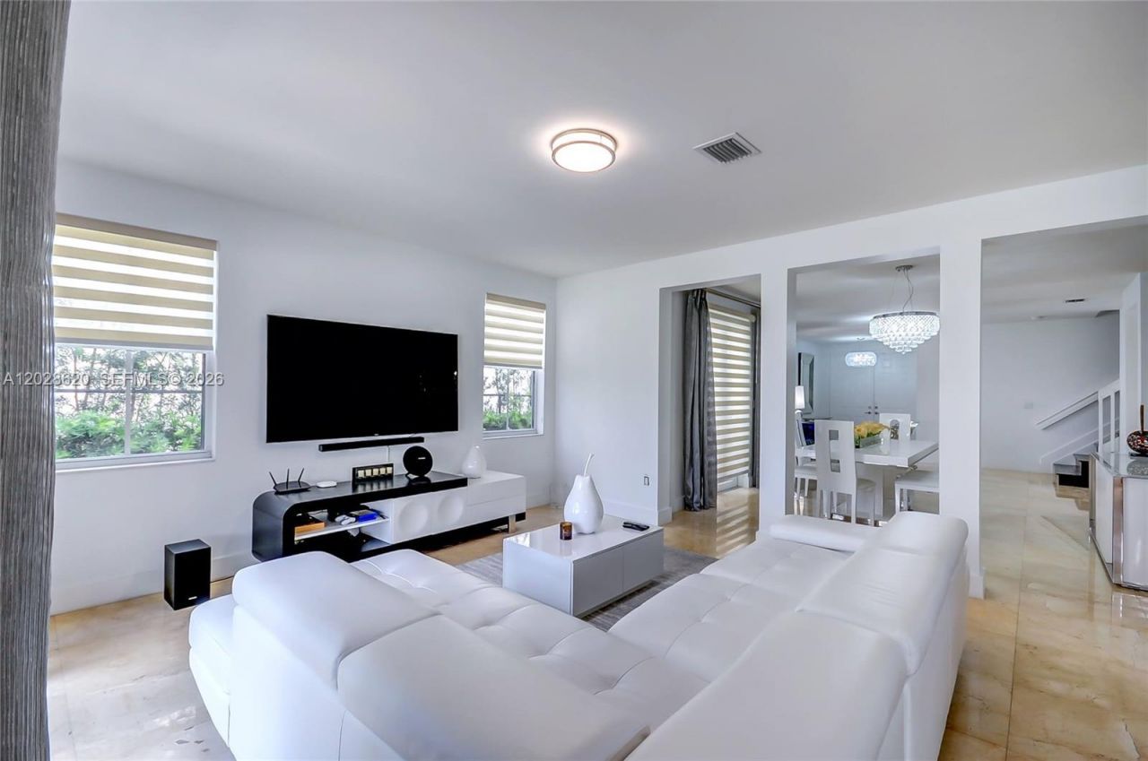 10555 NW 69th Ter, Doral, FL 33178 Photo