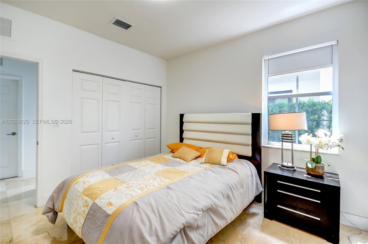 10555 NW 69th Ter, Doral, FL 33178 Photo