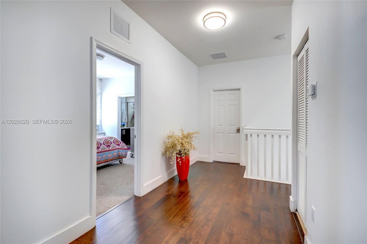10555 NW 69th Ter, Doral, FL 33178 Photo