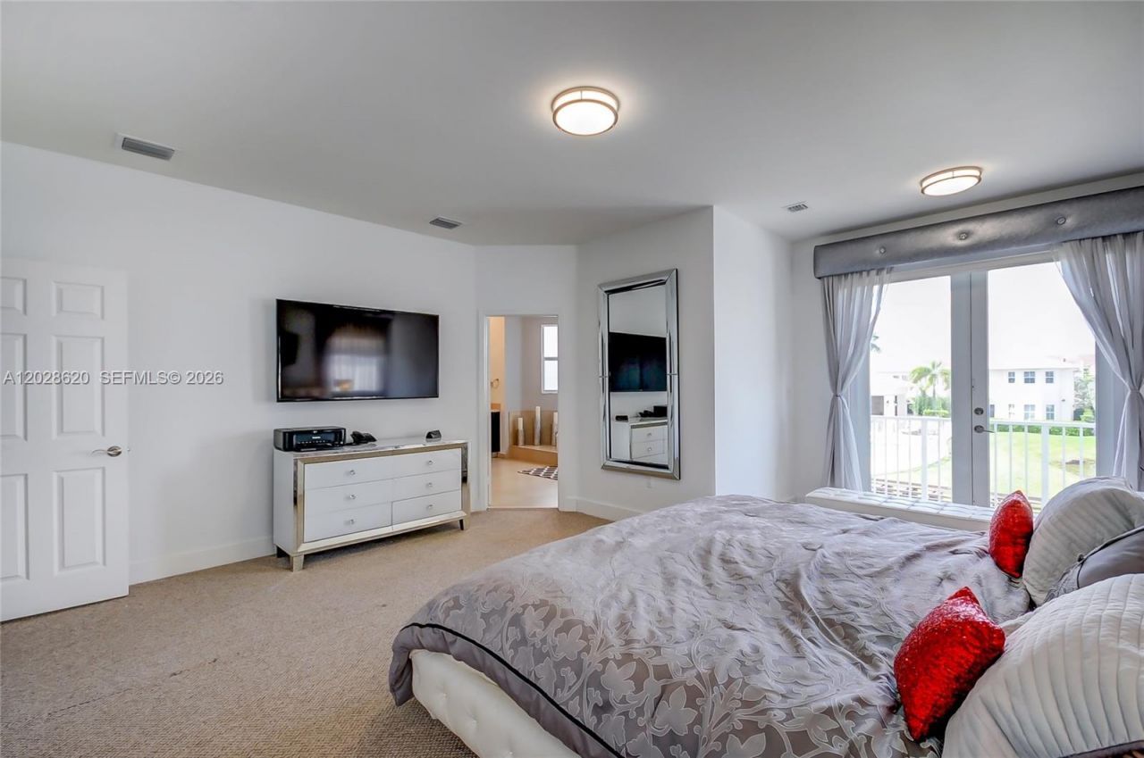 10555 NW 69th Ter, Doral, FL 33178 Photo