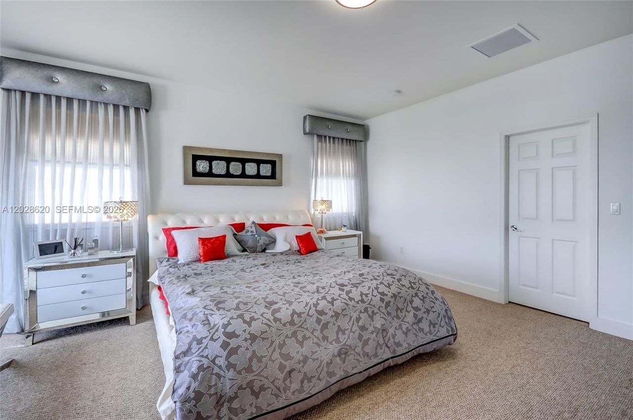 10555 NW 69th Ter, Doral, FL 33178 Photo