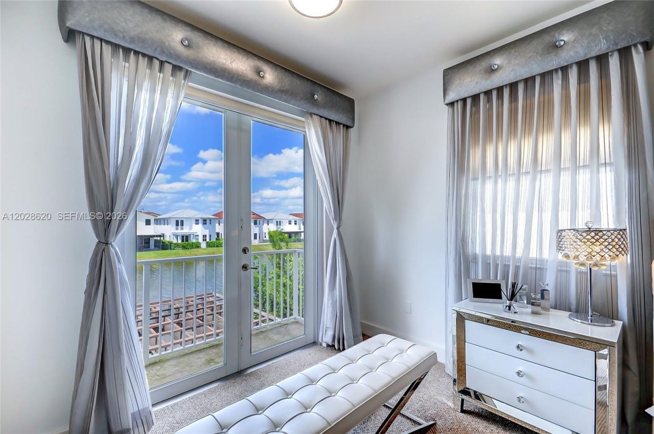 10555 NW 69th Ter, Doral, FL 33178 Photo