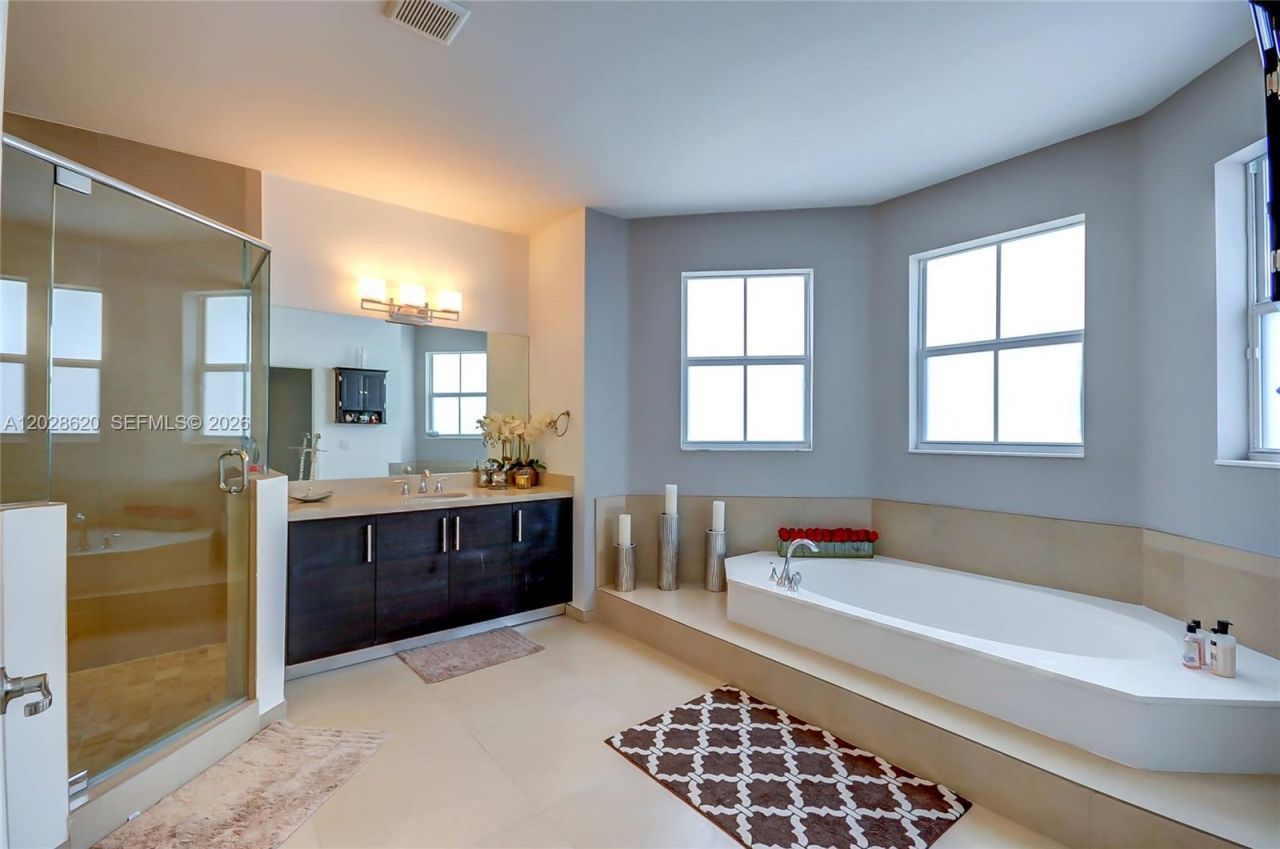 10555 NW 69th Ter, Doral, FL 33178 Photo