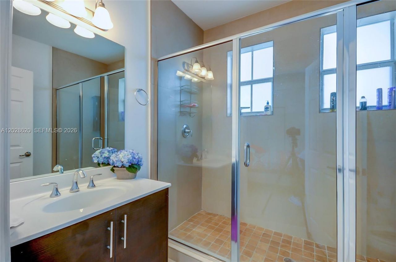 10555 NW 69th Ter, Doral, FL 33178 Photo