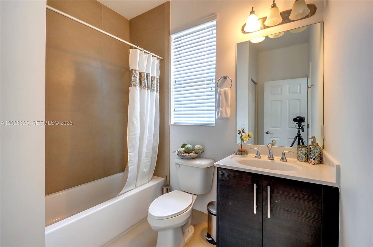 10555 NW 69th Ter, Doral, FL 33178 Photo