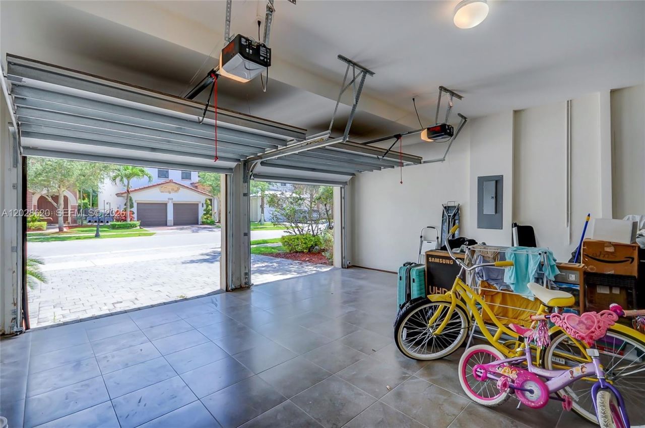 10555 NW 69th Ter, Doral, FL 33178 Photo