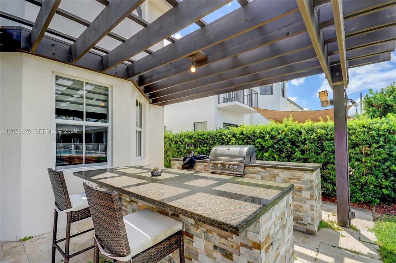 10555 NW 69th Ter, Doral, FL 33178 Photo