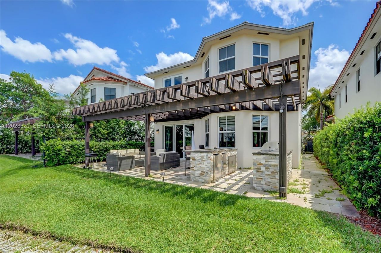 10555 NW 69th Ter, Doral, FL 33178 Photo