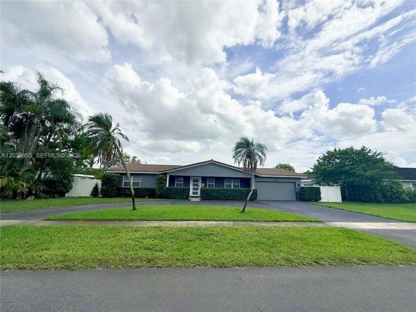 5680 SW 7th St , Plantation, FL 33317