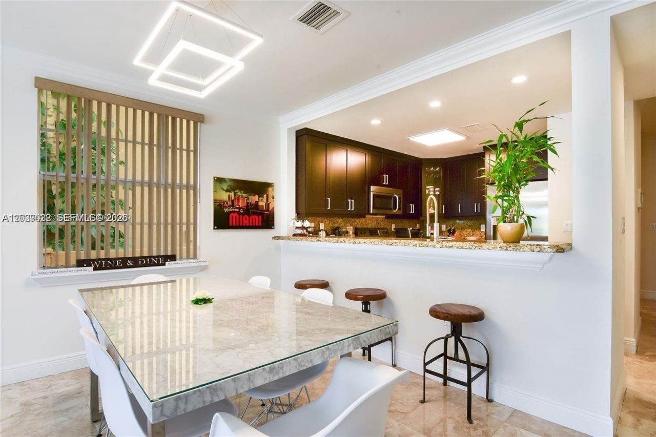 3870 NE 168th St , Unit 2, North Miami Beach, FL 33160 Photo