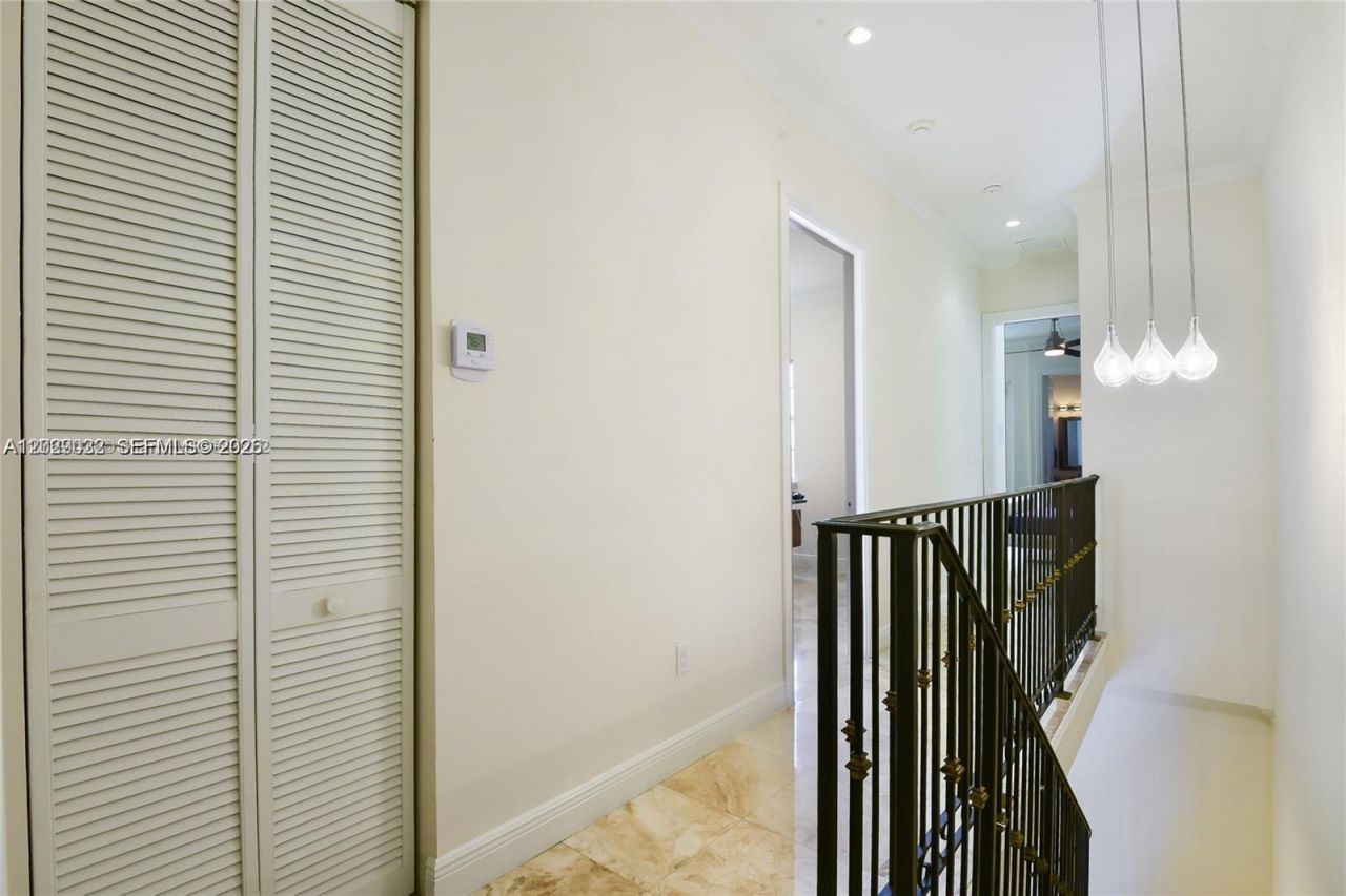 3870 NE 168th St , Unit 2, North Miami Beach, FL 33160 Photo