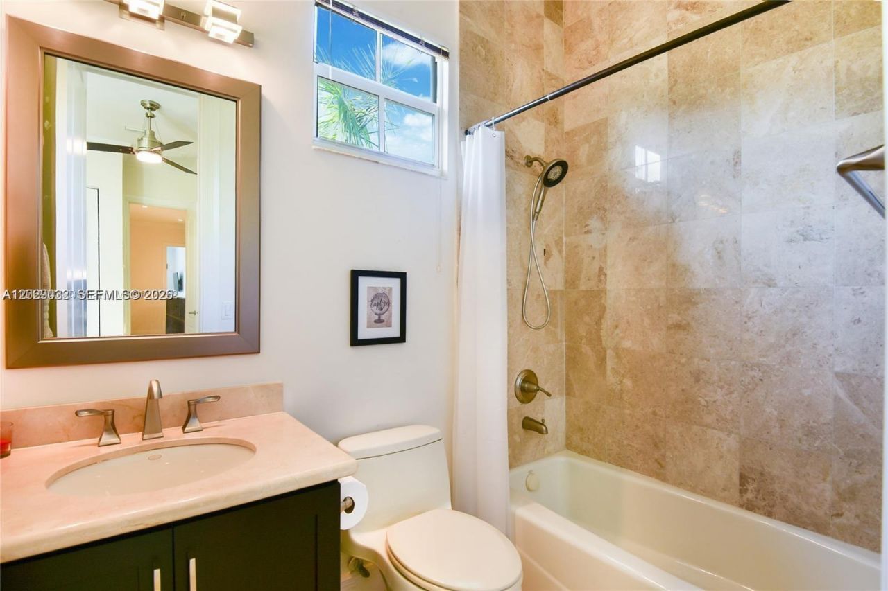 3870 NE 168th St , Unit 2, North Miami Beach, FL 33160 Photo