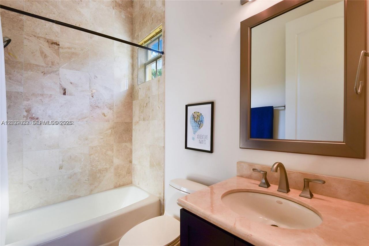 3870 NE 168th St , Unit 2, North Miami Beach, FL 33160 Photo