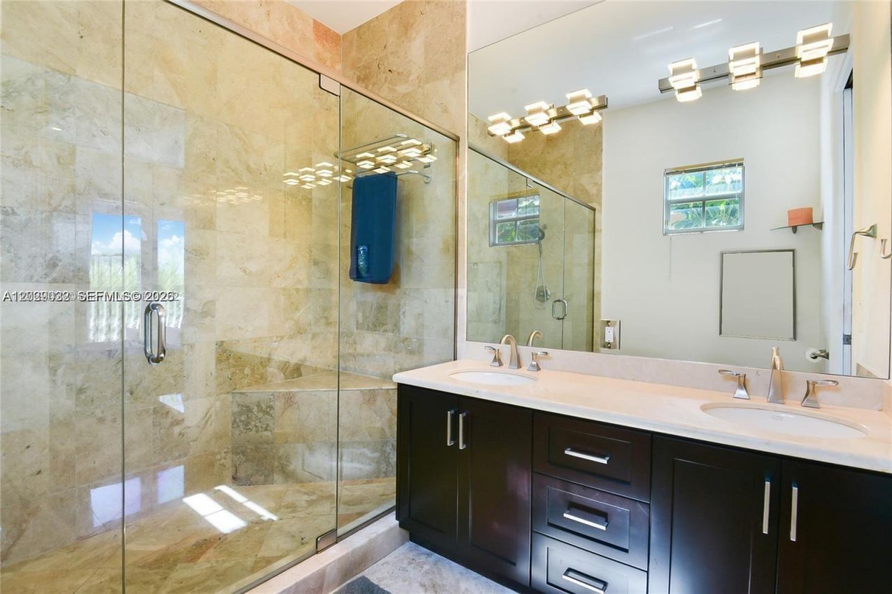 3870 NE 168th St , Unit 2, North Miami Beach, FL 33160 Photo