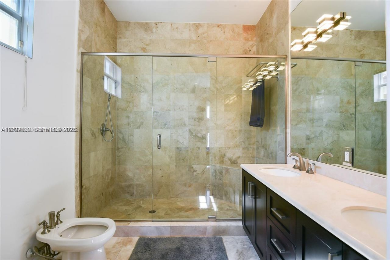3870 NE 168th St , Unit 2, North Miami Beach, FL 33160 Photo