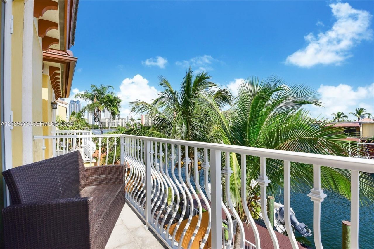 3870 NE 168th St , Unit 2, North Miami Beach, FL 33160 Photo