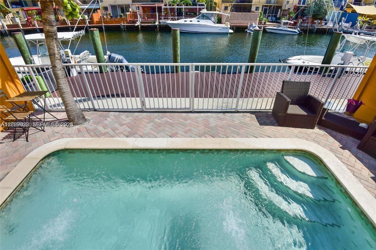 3870 NE 168th St , Unit 2, North Miami Beach, FL 33160 Photo