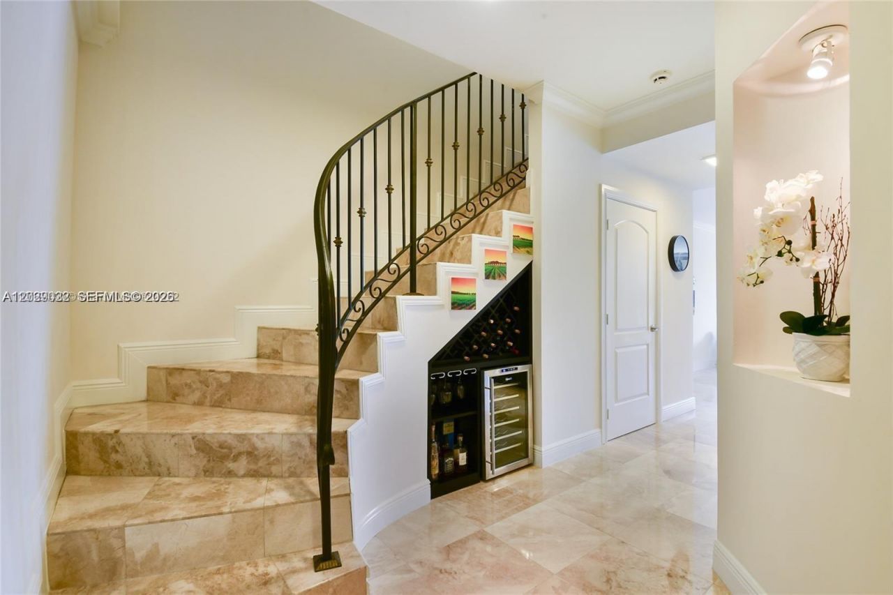 3870 NE 168th St , Unit 2, North Miami Beach, FL 33160 Photo