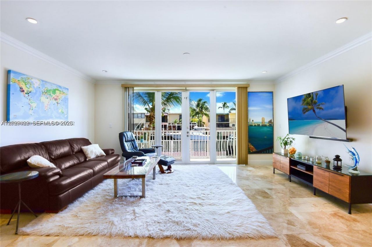 3870 NE 168th St , Unit 2, North Miami Beach, FL 33160 Photo