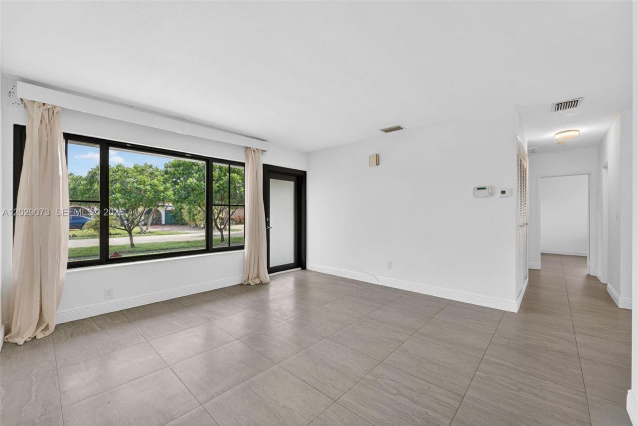 680 W 50th Pl , Hialeah, FL 33012 Photo