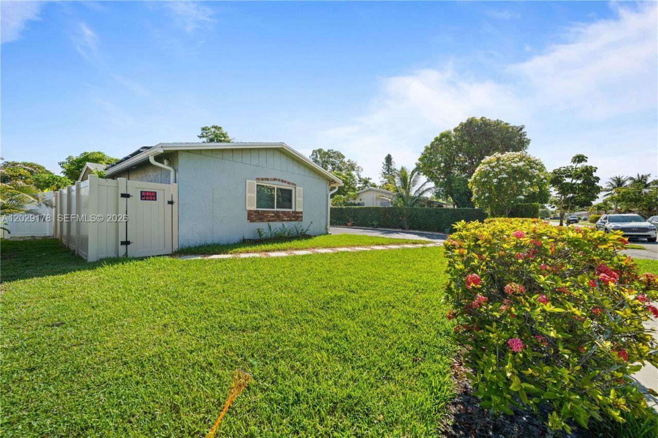 7715 SW 9th St, North Lauderdale, FL 33068 Photo